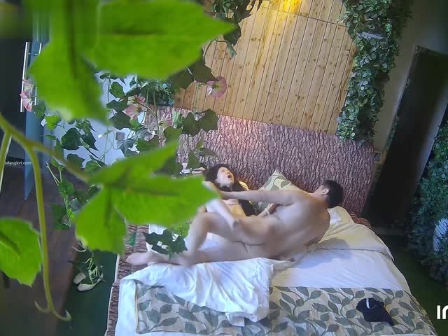 十一月新流出乐橙酒店森林绿叶房高清偷拍❤️