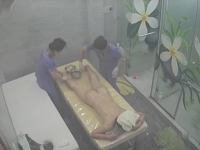 女子美容美体SPA按摩会所摄像头破解,偷拍几位有钱富太太来做全身精油保养