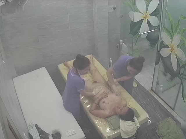 女子美容美体SPA按摩会所摄像头破解,偷拍几位有钱富太太来做全身精油保养