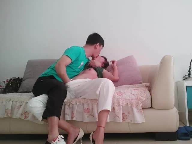 良家三天奔现,伸进内裤摸骚逼,沙发操逼,转战床上