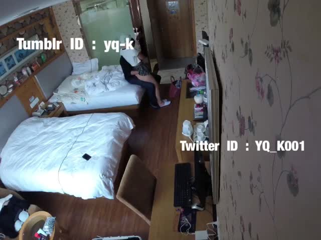 老婆穿上露出款超级短裙