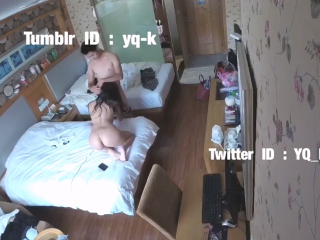 老婆穿上露出款超级短裙