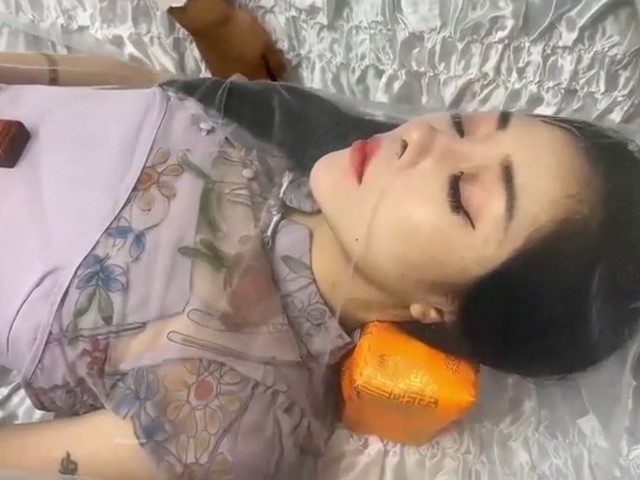 【fc冰恋】最新大尺度，妹妹依偎在姐姐的尸体上依依不舍