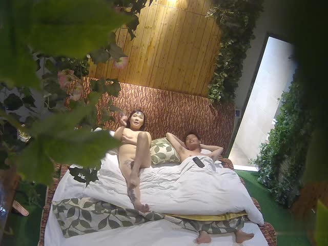 最新流出精品绿叶房高清偷拍