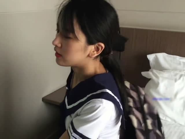 被猥琐摄像师下药迷翻玩她的小嫩鲍 