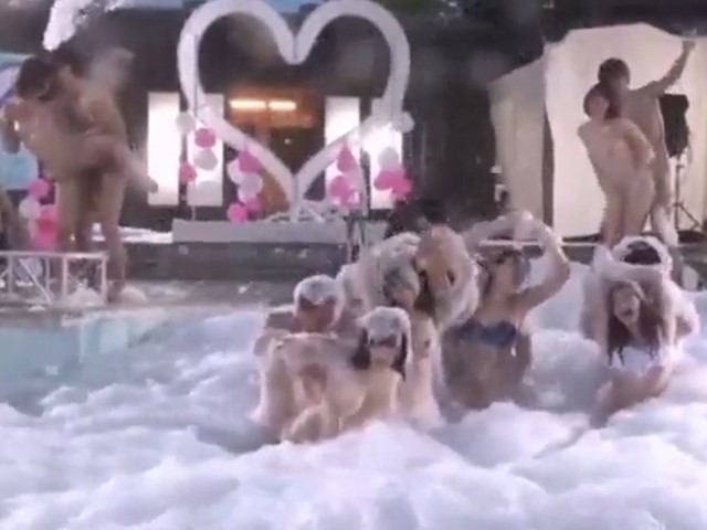 日本泡泡派对淫荡咸湿多人运动 看了也想参加