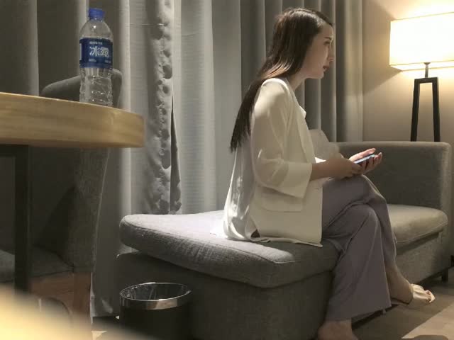 温柔气质御姐胸前鼓胀白嫩奶子