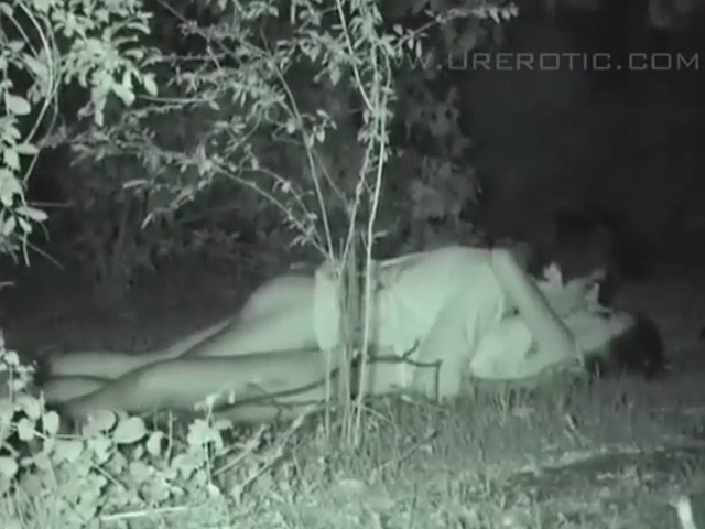 欧美TP 夜视偷窥情侣野外亲热