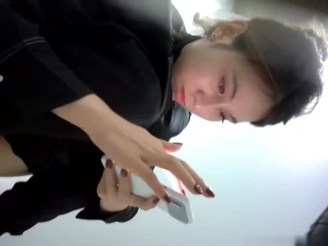 卫生间偷拍【屄脸同框】原版无水印》