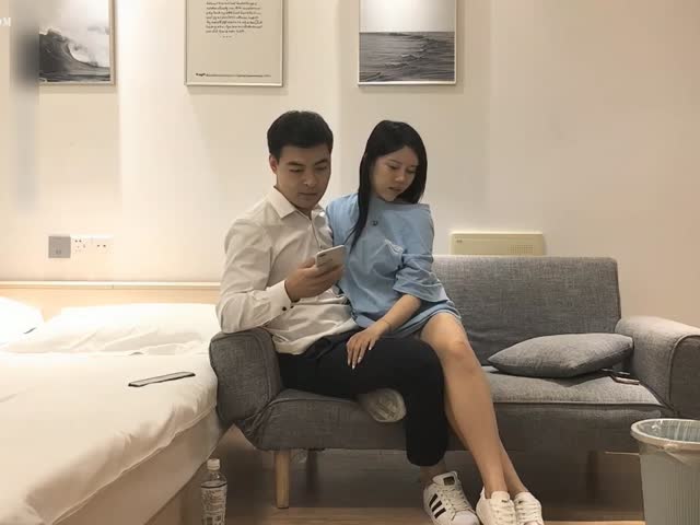 蓝衣漂亮小姐姐笔直大长腿