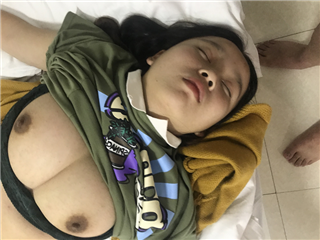 真实MJ-00年大胸小妹下yao变死猪玩弄