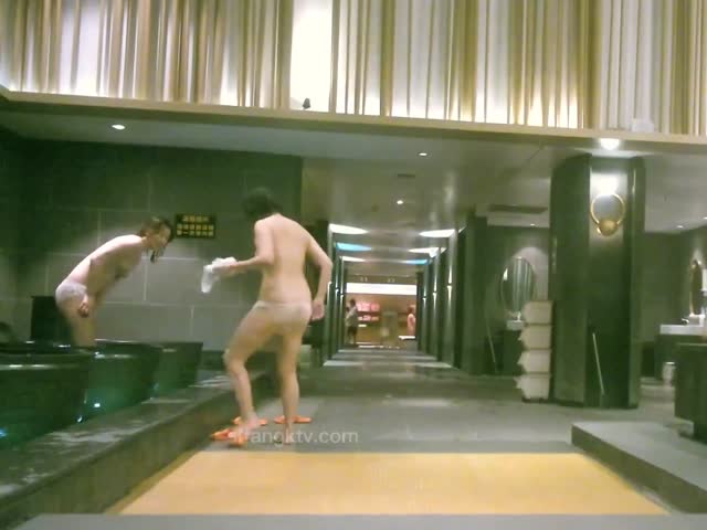 偷拍多位年轻美女少妇洗澡