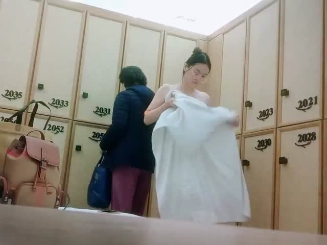 偷拍第19期抠着逼在思索的美乳靓妹