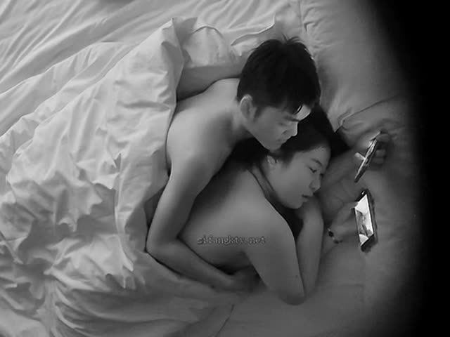 酒店偷拍,小哥一边操逼一边把手机放女友奶子上刷视频