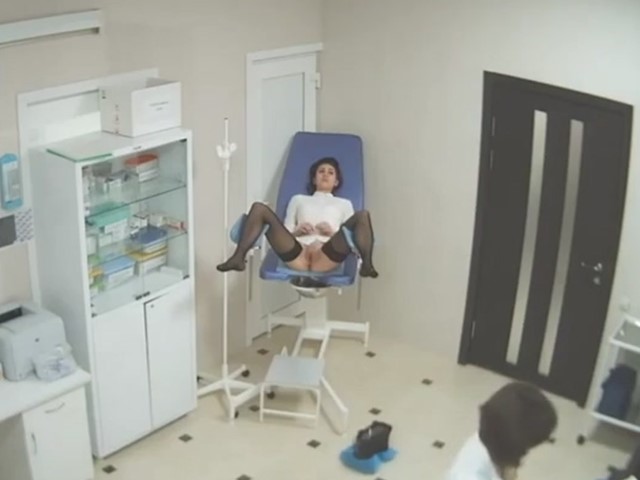 医院摄像头泄密 医师帮多位女患者看诊 大腿黑丝太性感了