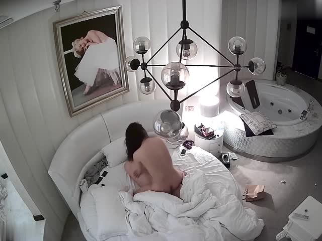 眼镜哥带着美女酒店开房连干3炮