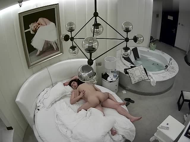 眼镜哥带着美女酒店开房连干3炮