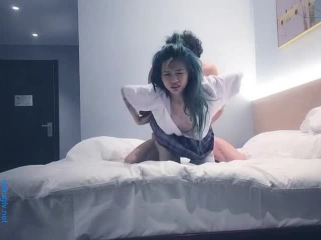 寻花偷拍-大屌魔人高价約了个白丝苗窕制服学生妹...