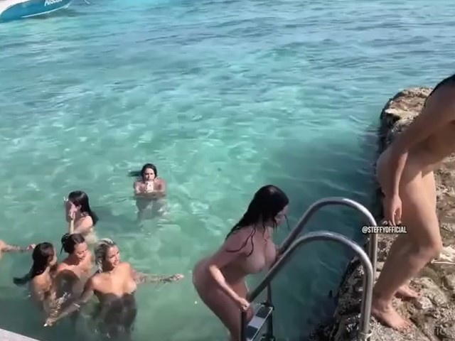 一群骚货在海边裸体跳舞抖臀 集体裸体在海水里游泳