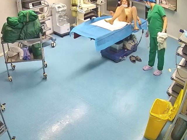 摄像头泄密 美女进手术室 侧躺 开腿 BB全露 上帝视角 