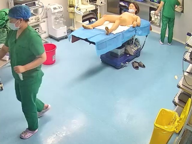 摄像头泄密 美女进手术室 侧躺 开腿 BB全露 上帝视角 