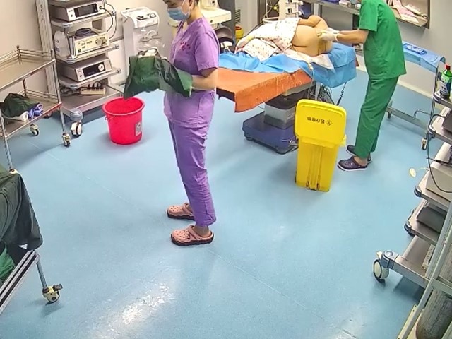摄像头泄密 美女进手术室 侧躺 开腿 BB全露 上帝视角 