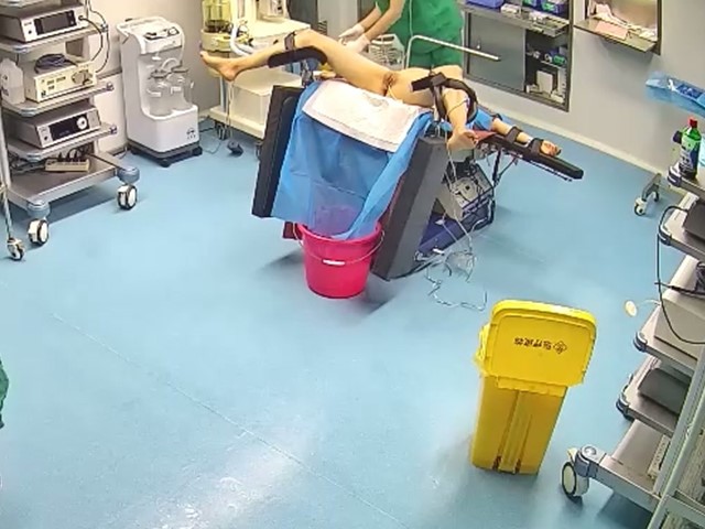 摄像头泄密 美女进手术室 侧躺 开腿 BB全露 上帝视角 