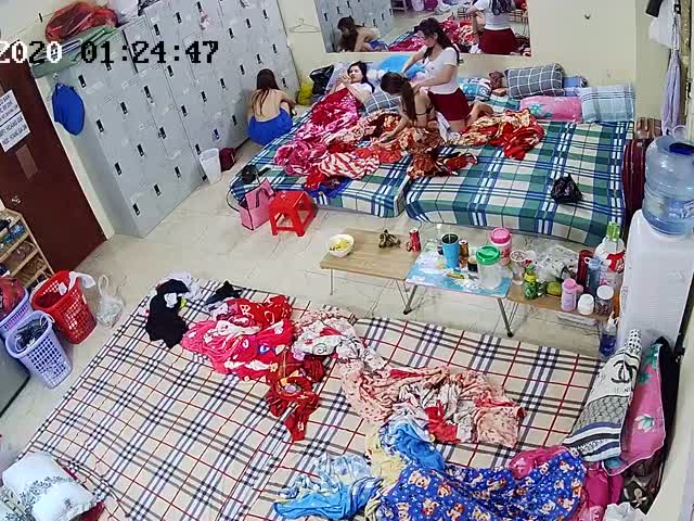 高端沐足店监控 颜值身材极品的技师睡前换衣嬉闹 十分养眼 