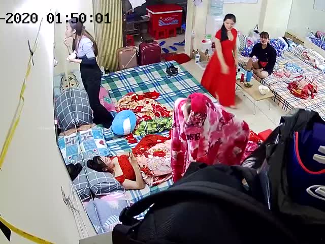 高端沐足店监控 颜值身材极品的技师睡前换衣嬉闹 十分养眼 