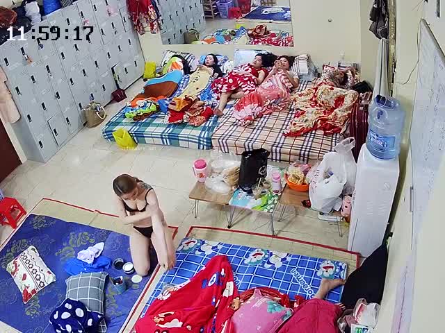 高端沐足店监控 颜值身材极品的技师睡前换衣嬉闹 十分养眼 