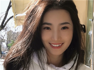 北京嫩模瑶瑶御姐范边做菜边自嗨