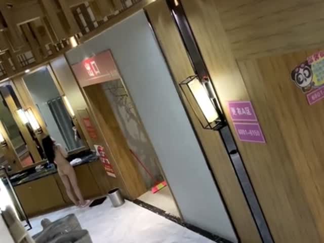 【偷拍】大神躲在浴室通风管