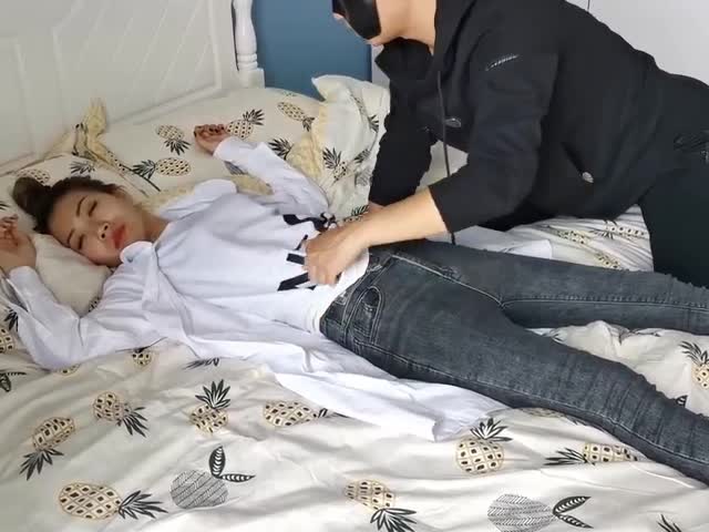 美女小护士被捂晕