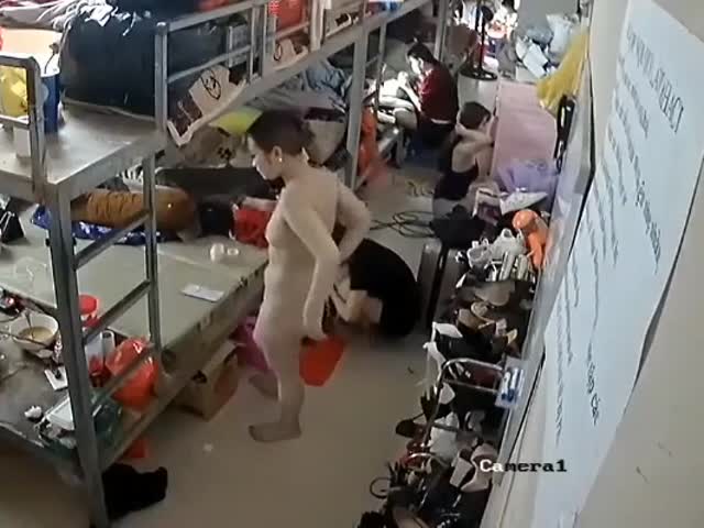 摄像头偷拍 KTV小姐宿舍，火辣妹子洗完澡后裸露擦护肤露 