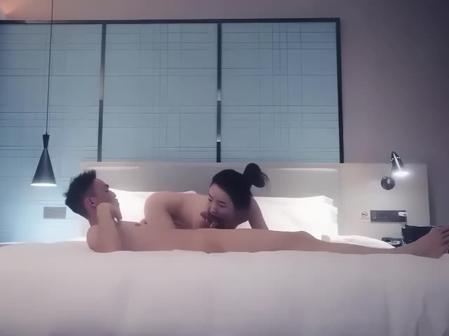 午夜约性感黑衣妹子啪啪