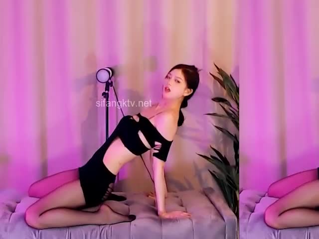 CC 耶耶 开裆裙露底 抖胸舞 抖臀 舌头舔 表情淫荡 超骚 