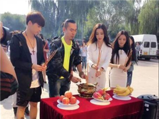 王一霏跟乾爹双飞视频