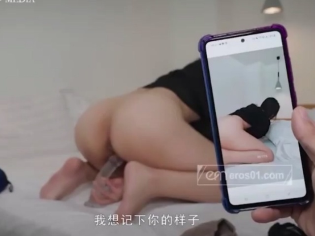 蜜桃影像EMX028清晨调教美乳大嫂