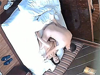 360偷窥，大叔和青春靓丽戴眼镜女友