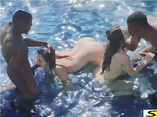 游泳旁跟刚认识的黑人猛男戏水