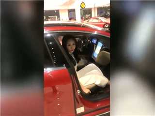 土豪约嫩模欣杨逛车展当销售面玩跳蛋