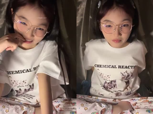 苗窕美乳眼镜妹妹淫声荡语撩骚互动,近拍掰穴玩奶卖骚道具玩弄粉穴…