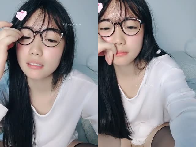 丝袜肥臀美乳眼镜妹子淫声荡语撩骚互动,近拍掰穴道具弄骚逼喷水…