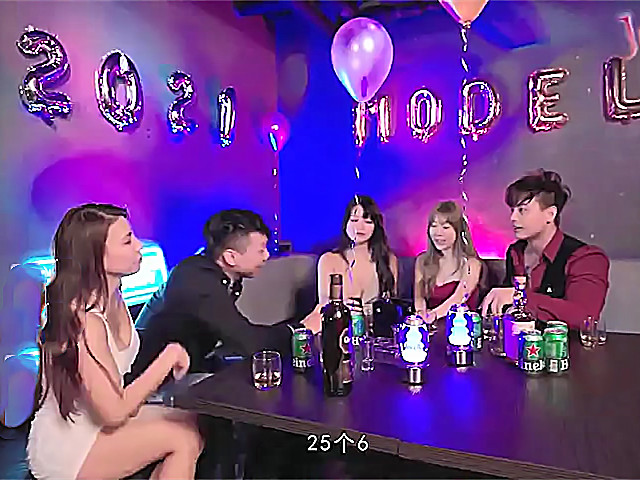 跨年派对要跟谁一起过-巧遇前女友V.S性感新对象