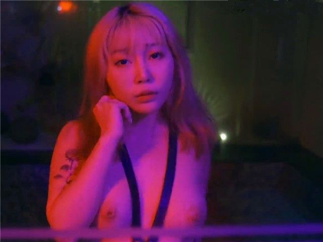 〖全裸露点无遮〗摇曳的光影中被束缚的STACY