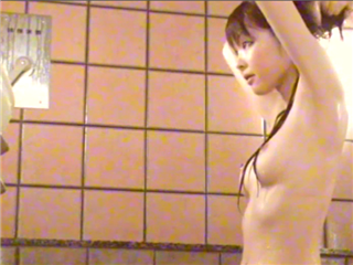 公共浴池偷拍到一个极品小美女