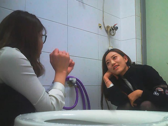 【极品厕拍】韩国公厕  垃圾公厕众多丰臀美女嘘嘘 