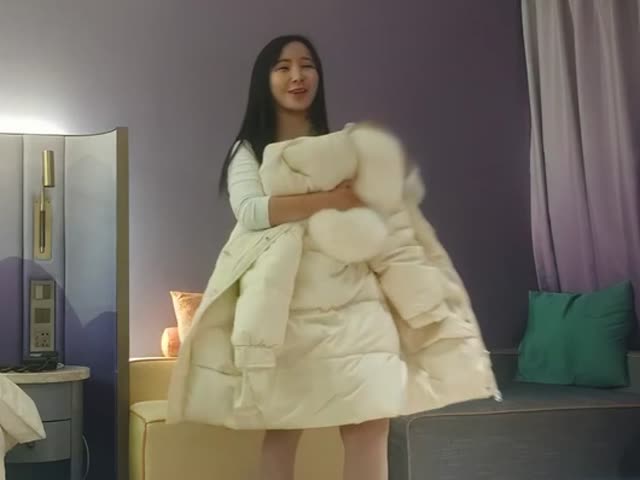 丰乳肥臀大奶妹,超短裙一把抱住揉奶子