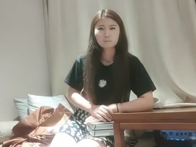 良家气息浓郁的小少妇,一把扯开内裤抠穴