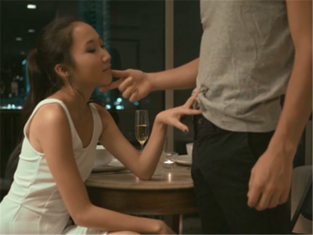 网红LUNA与外国男友餐桌啪啪